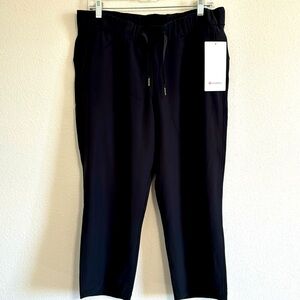 Lululemon On the Fly crop woven. Black. Size 10. Tags on